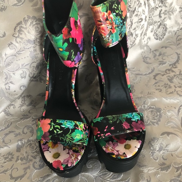 *** SOLD **Wild Diva Lounge Floral Print Platform - Picture 12 of 16